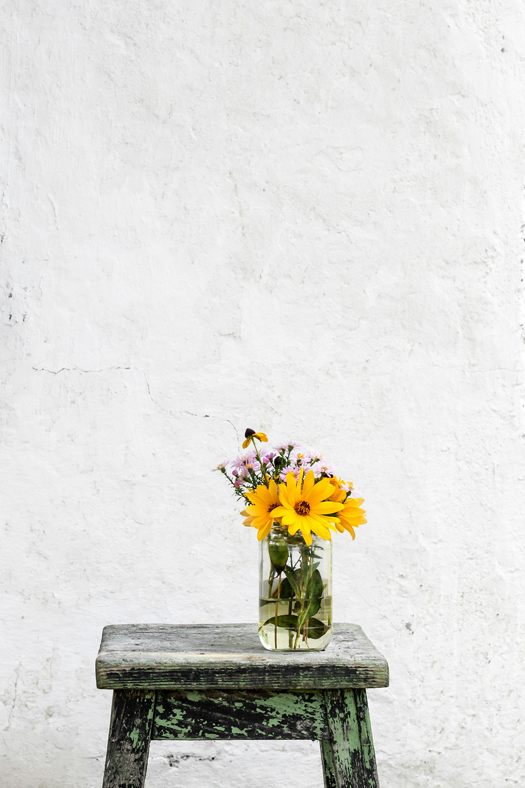 Room with a stool and a flower on it